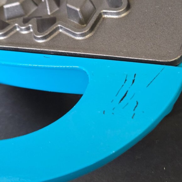 Disney Frozen Elsa Anna Blue Waffle Maker Nonstick Latching Handle DFR-5 - Picture 3 of 11